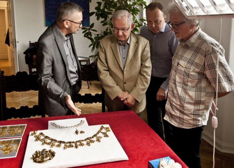 Badacze oglądają Skarb Średzki