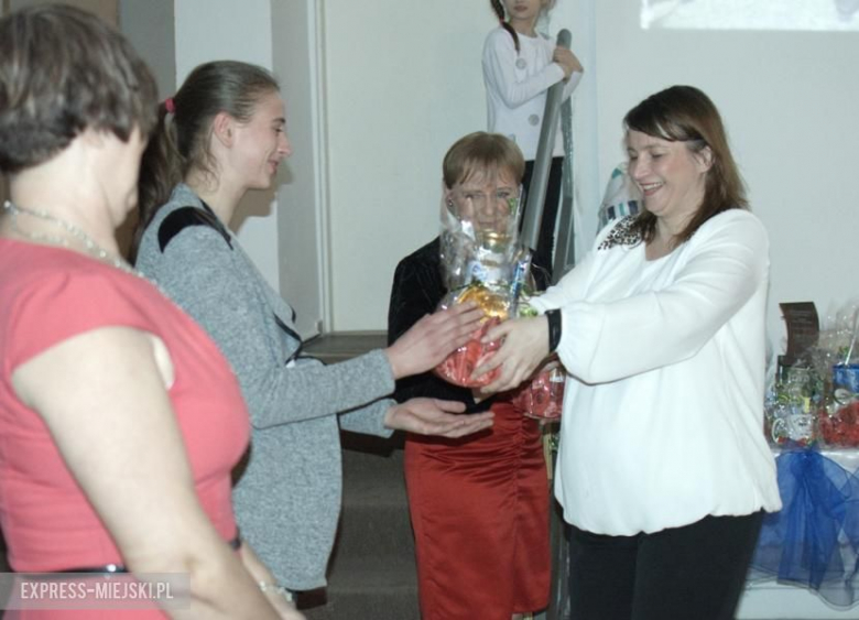 Podziękowania otrzymało około 100 osób