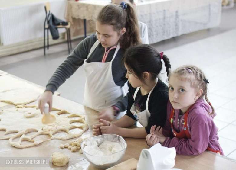 Pączki przygotowywały panie i najmłodsi mieszkańcy z Juszczyna
