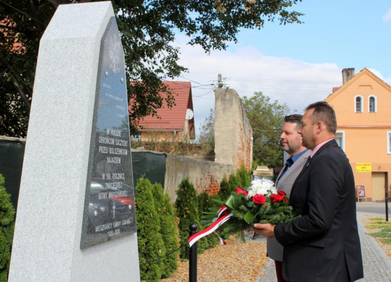 Złożenie kwiatów pod pomnikiem w Udaninie