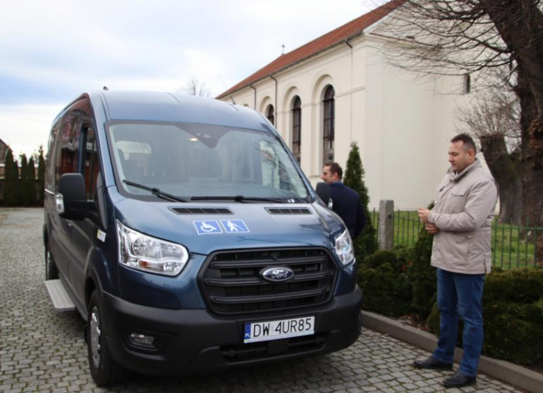  Nowy samochód do przewozu osób niepełnosprawnych w gminie Udanin odebrany