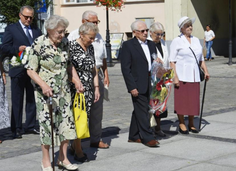 Złożenie kwiatów pod pomnikiem