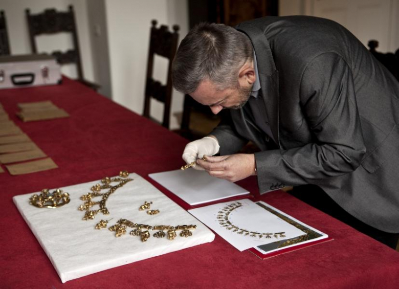 Badacze oglądają Skarb Średzki