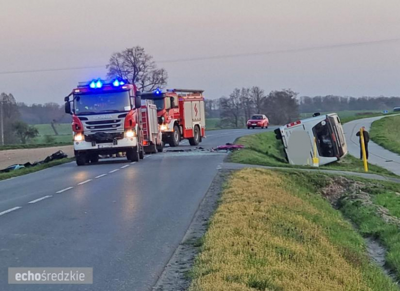 	Koło Ciechowa zderzył się samochód osobowy z autobusem