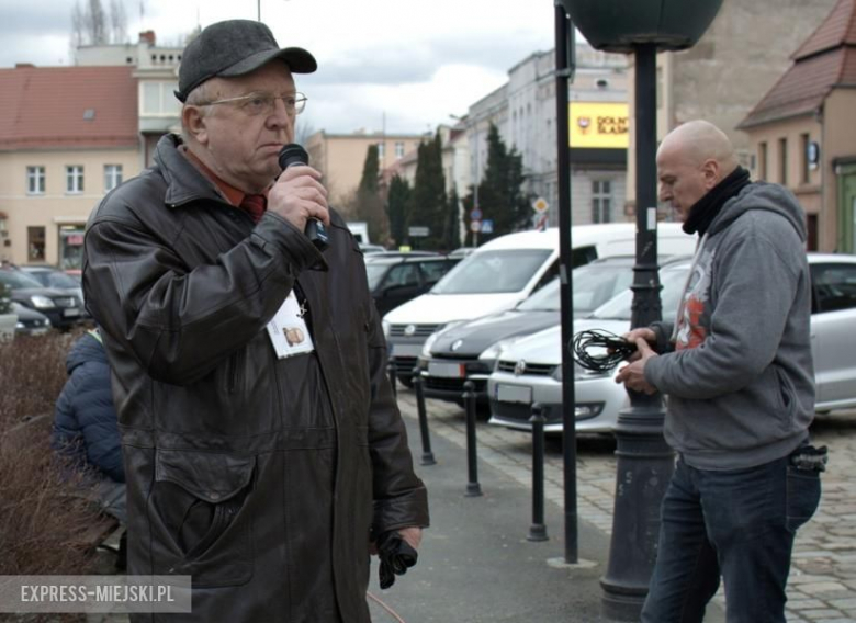 Protest na przejściu dla pieszych pod ratuszem