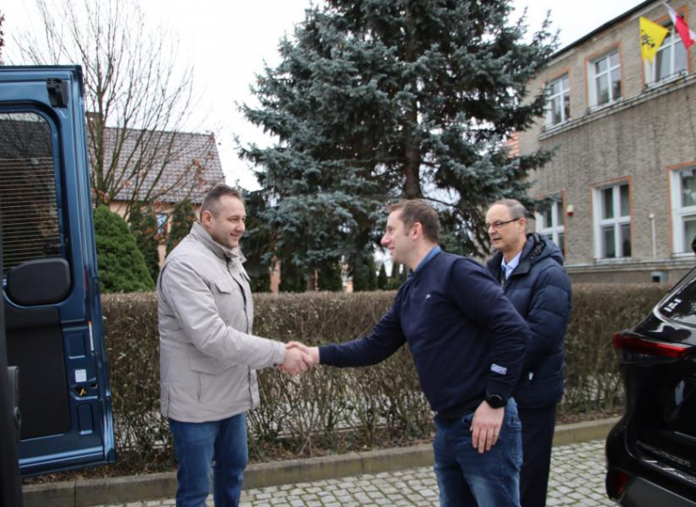 Nowy samochód do przewozu osób niepełnosprawnych w gminie Udanin odebrany