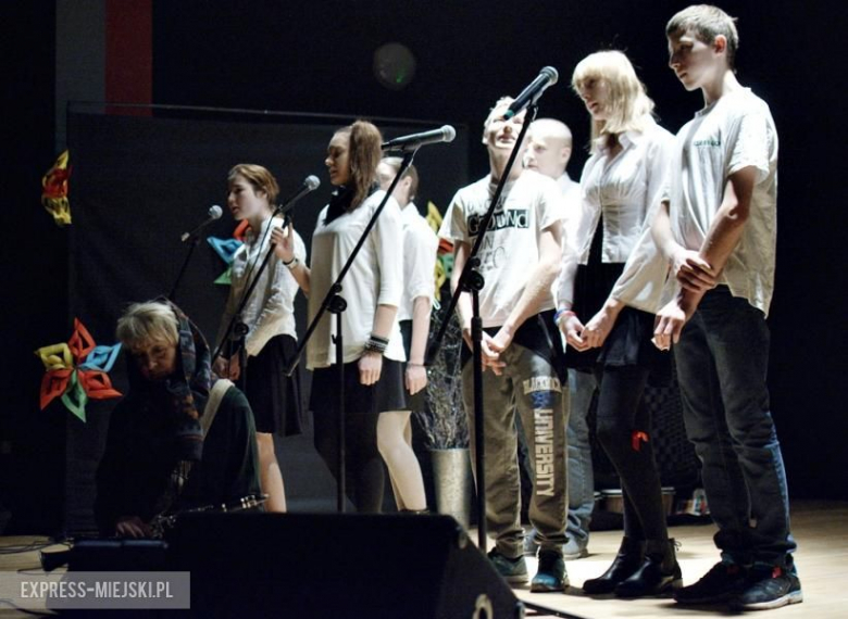 Występy młodych artystów na koncercie świątecznym