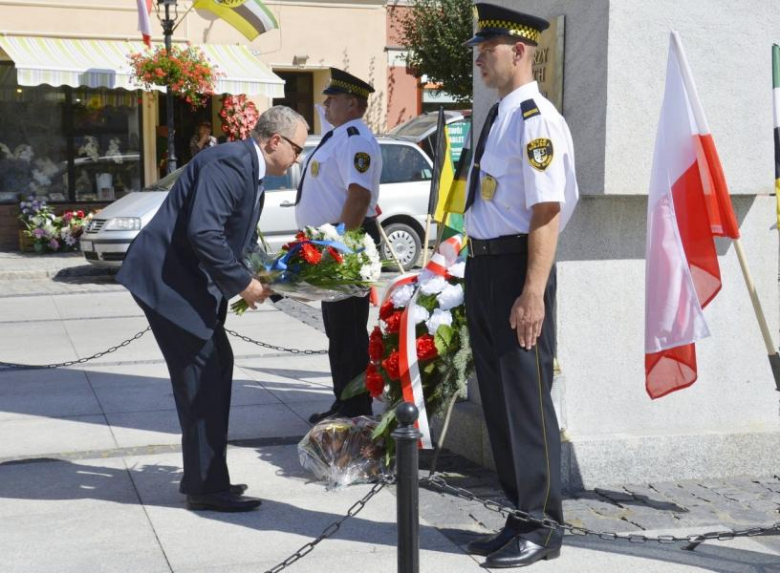 Złożenie kwiatów pod pomnikiem