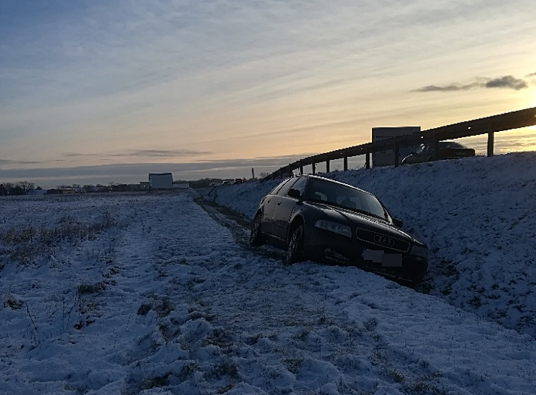 Osobówka wjechała do rowu na drodze krajowej
