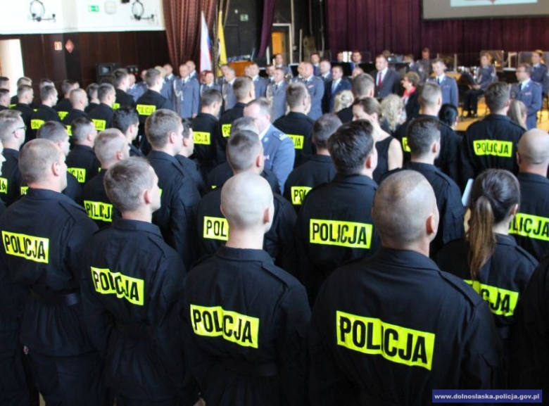 Ślubowanie nowo przyjętych policjantów