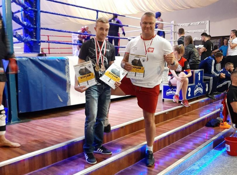 Przedstawiciele ochotniczych straży pożarnych oraz średzkiego klubu Glory z 4 medalami