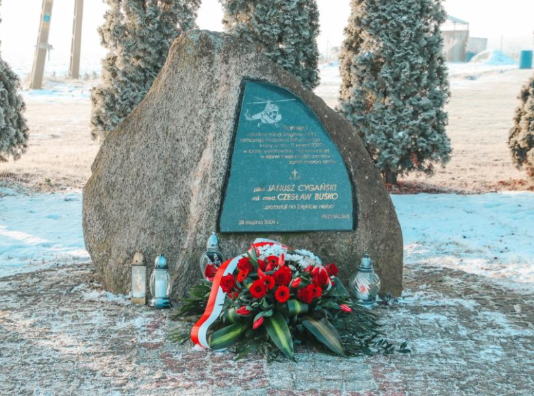 17 lutego 2009 roku w miejscowości Jarostów doszło do tragicznego wypadku śmigłowca LPR