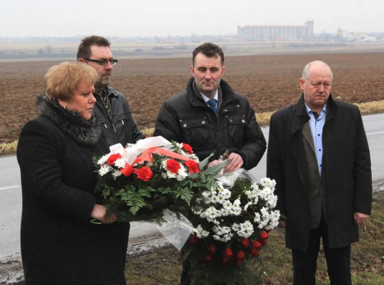 Złożenie kwiatów pod obeliskiem