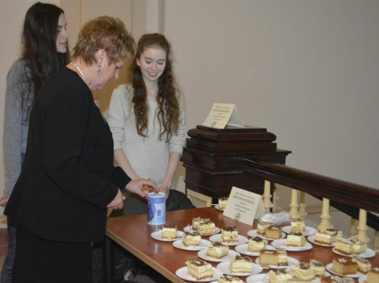 Podczas sesji w gminie i powiecie młodzi radni sprzedawali ciasta-cegiełki