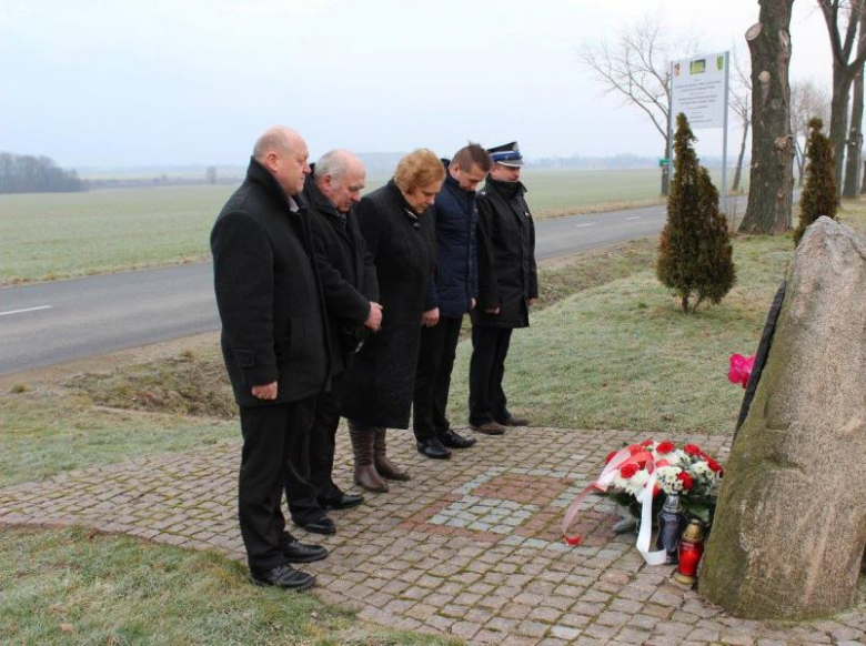 Dla uczczenia pamięci poległych na służbie - pilota Janusza Cygańskiego i ratownika Czesława Buśko, pod obeliskiem w Jarostowie, niedaleko miejsca wypadku Wójt Gminy Udanin Teresa Olkiewicz, Przewodniczący Rady Gminy Udanin Janusz Strzelecki, Radny Gminy Udanin Zdzisław Semczuk, Komendant Gminny OSP Lesław Wasylów oraz Sołtys wsi Jan Becheba złożyli kwiaty oraz zapalili znicze.