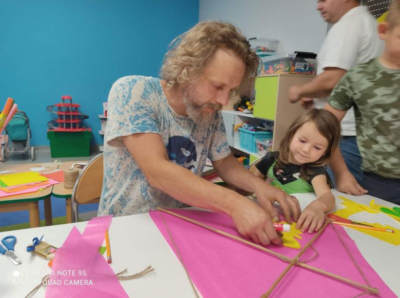 "Zmalujemy coś razem tato?"