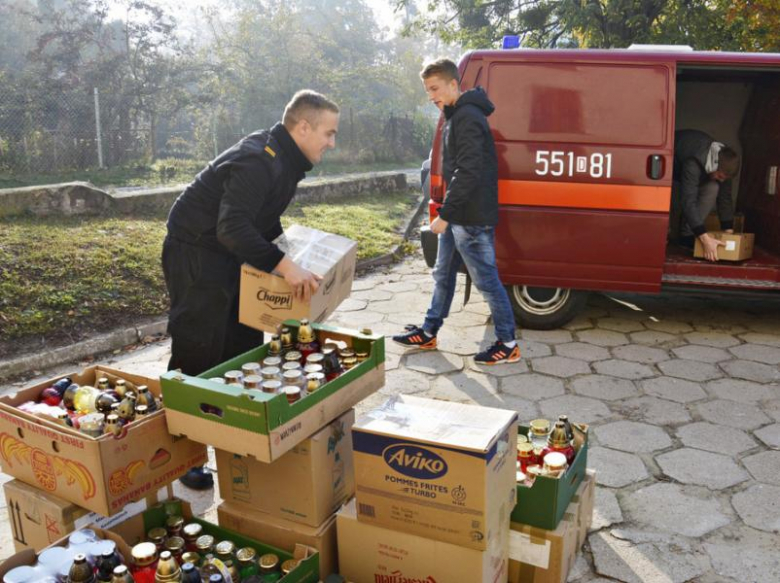 Po raz kolejny przedszkola i szkoły z naszego powiatu włączyły się w zbiórkę zniczy na polskie groby na Ukrainie