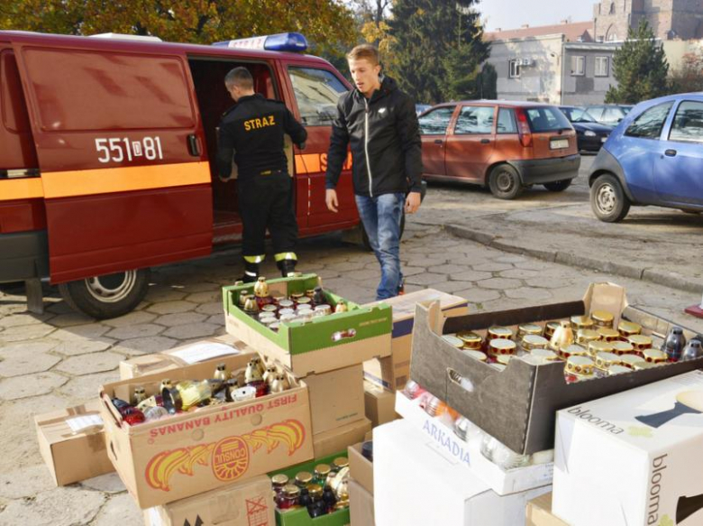 Po raz kolejny przedszkola i szkoły z naszego powiatu włączyły się w zbiórkę zniczy na polskie groby na Ukrainie