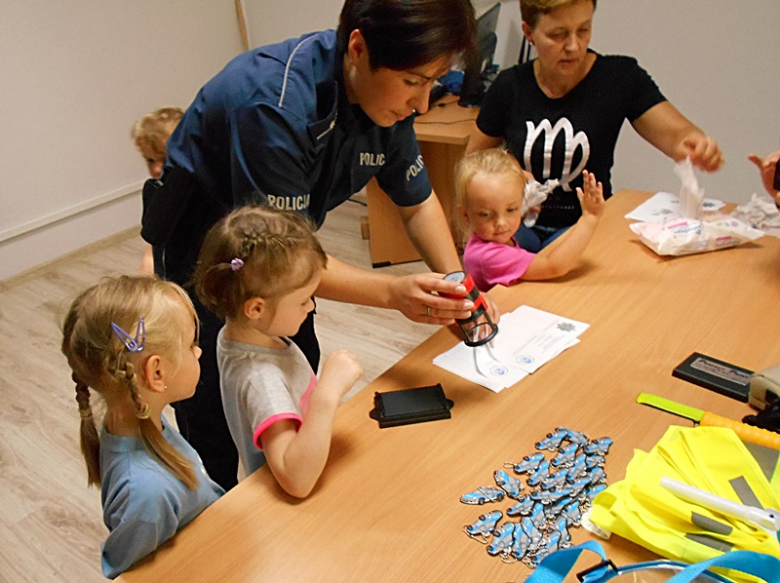 Odwiedziny uczniów w policji