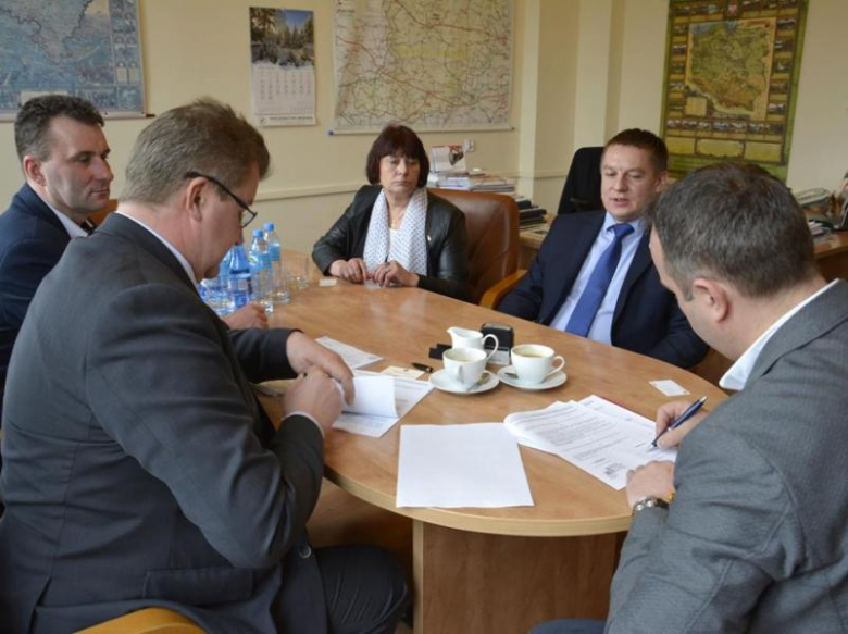 Podpisanie umowy w starostwie