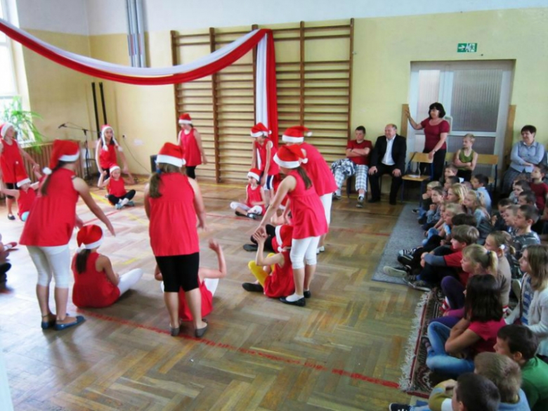 Szkolna uroczystość w Kostomłotach