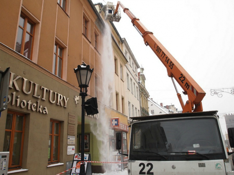 Usuwanie śniegu z dachu