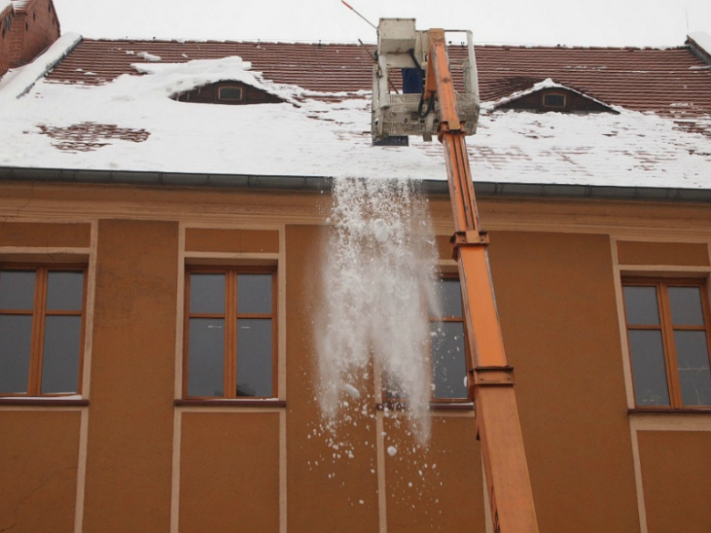 Usuwanie śniegu z dachu