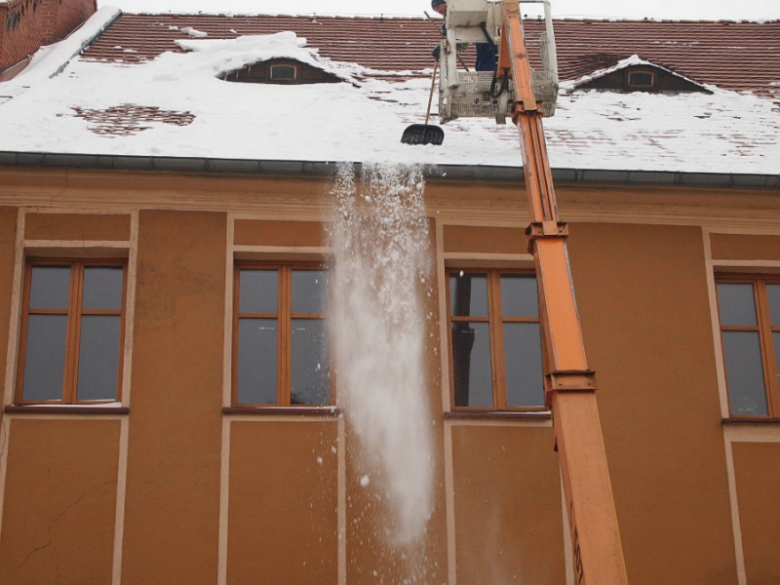 Usuwanie śniegu z dachu