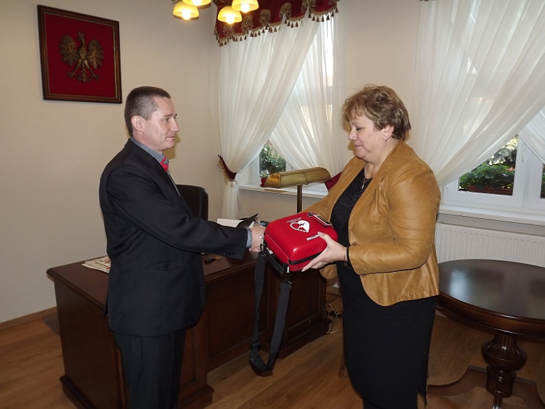 Strażacy z Lusiny wyposażeni w defibrylator 