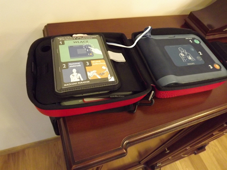 Strażacy z Lusiny wyposażeni w defibrylator 