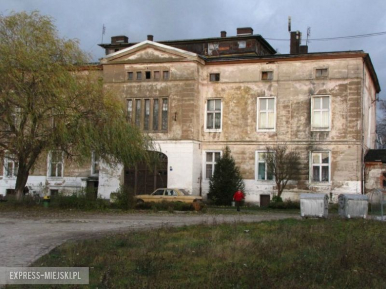 Zabytkowy pałac w Małkowicach, gm. Kąty Wrocławskie.