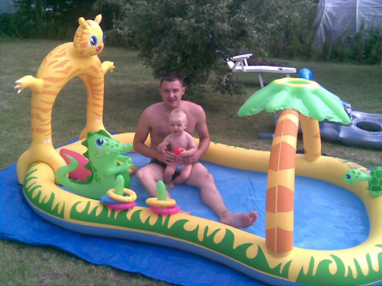 Kąpiel wśród zwierzaków wraz z tatą to najlepsza frajda na ulubione spędzanie czasu małego Macieja :)