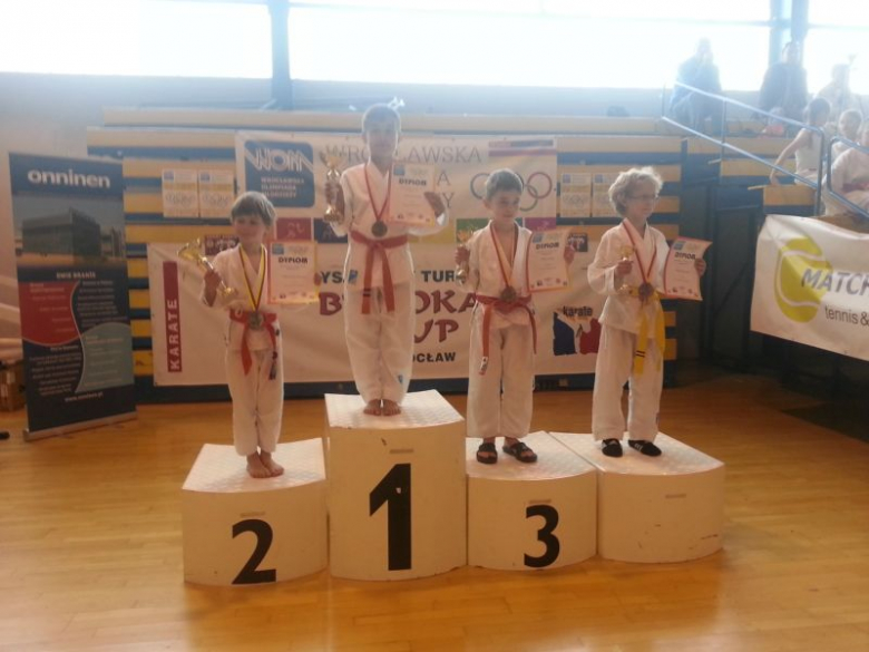 Młodzi karatecy ze Środy Śląskiej zdobyli osiem medali, w tym cztery złote
