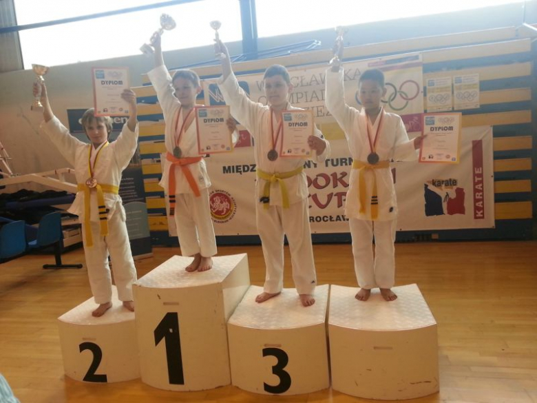 Młodzi karatecy ze Środy Śląskiej zdobyli osiem medali, w tym cztery złote