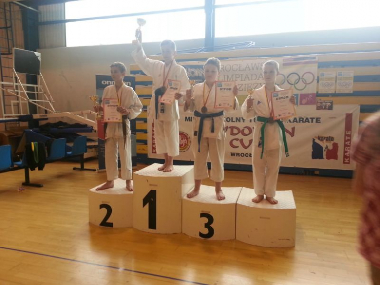 Młodzi karatecy ze Środy Śląskiej zdobyli osiem medali, w tym cztery złote