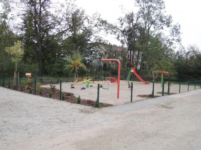 Prace przy placu zabaw