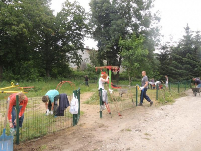 Prace przy placu zabaw