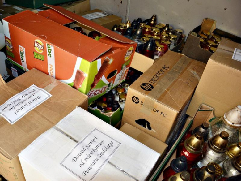 Po raz kolejny przedszkola i szkoły z naszego powiatu włączyły się w zbiórkę zniczy na polskie groby na Ukrainie