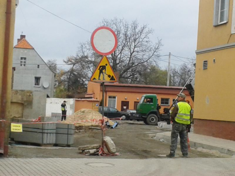 trwają prace przy budowie parkingu