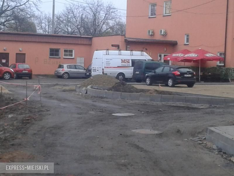 trwają prace przy budowie parkingu