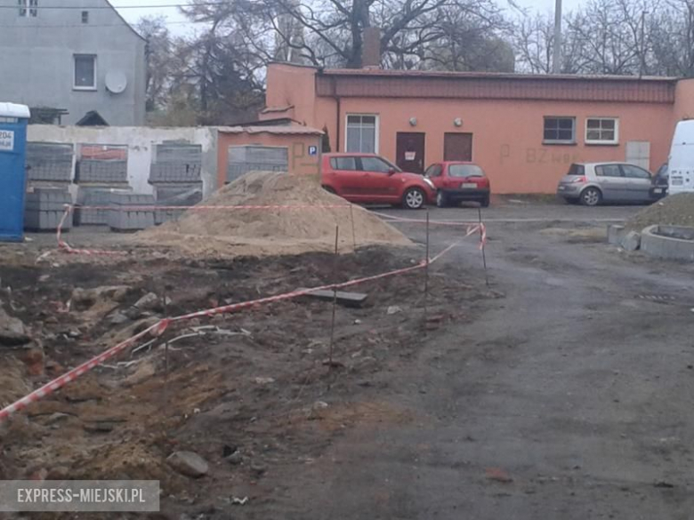 trwają prace przy budowie parkingu