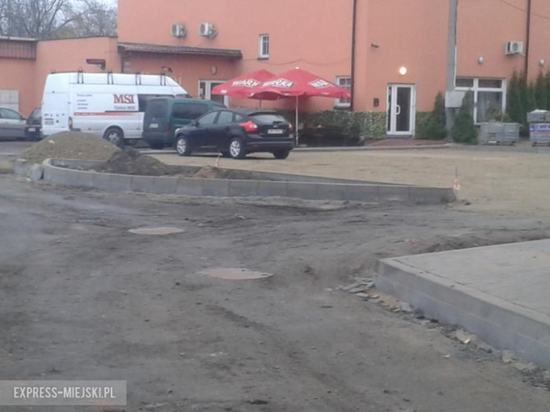 trwają prace przy budowie parkingu