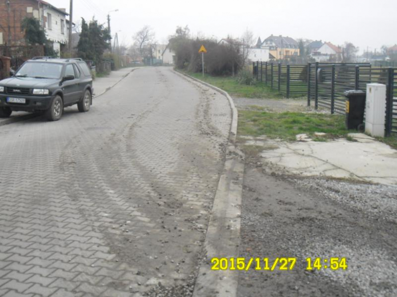 zabrudzenie na drodze