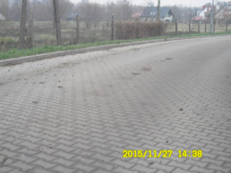 zabrudzenie na drodze