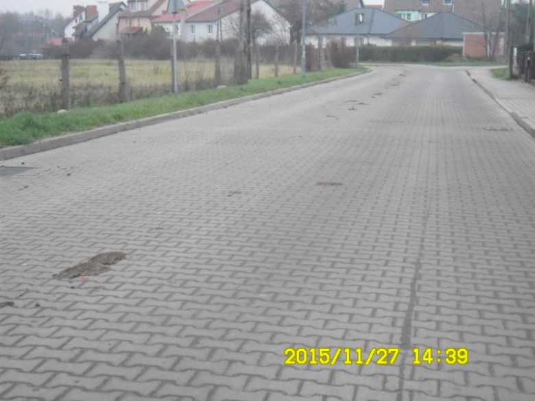 zabrudzenie na drodze