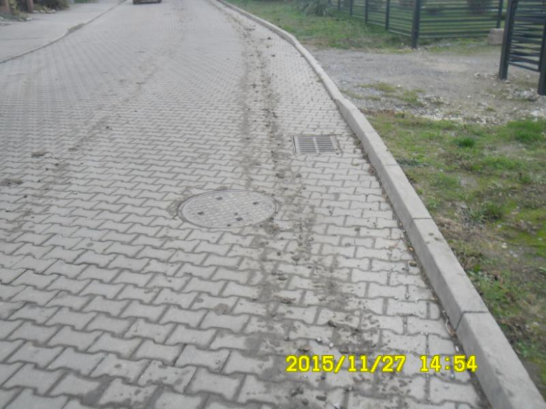 zabrudzenie na drodze