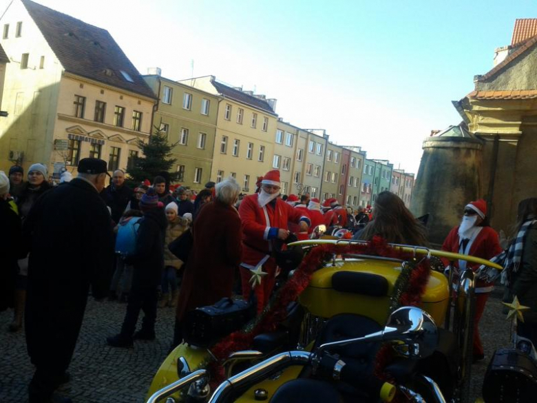 Pod kościołem zgromadziło się kilkunastu mikołajów z cukierkami dla najmlodszych