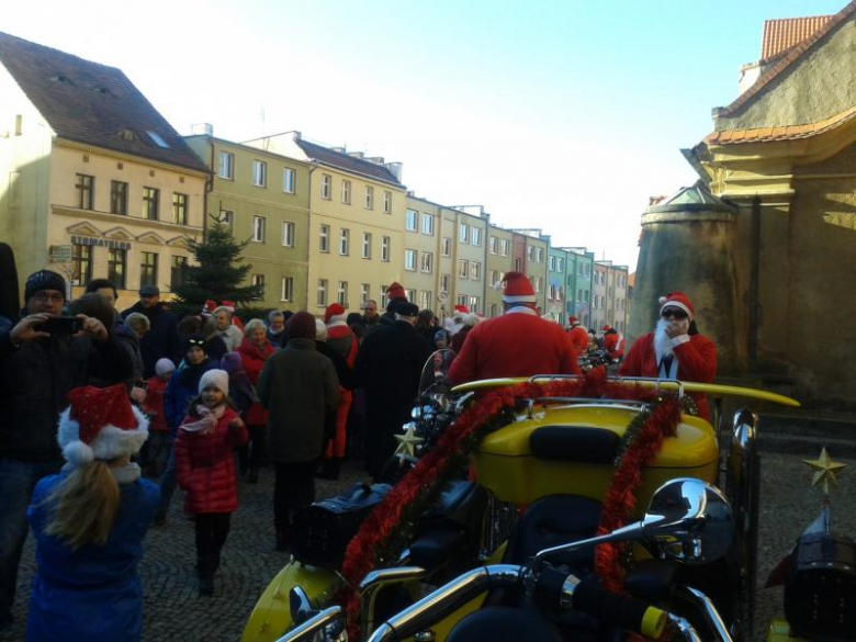 Motocykliści w Wings of Freedom w roli Mikołajów