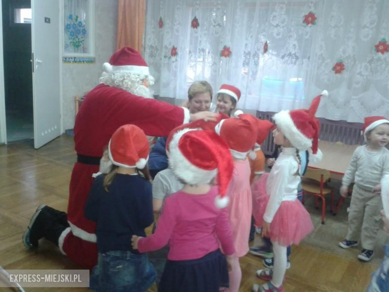 Na przywitanie dzieci przybijały piątkę z Mikołajem