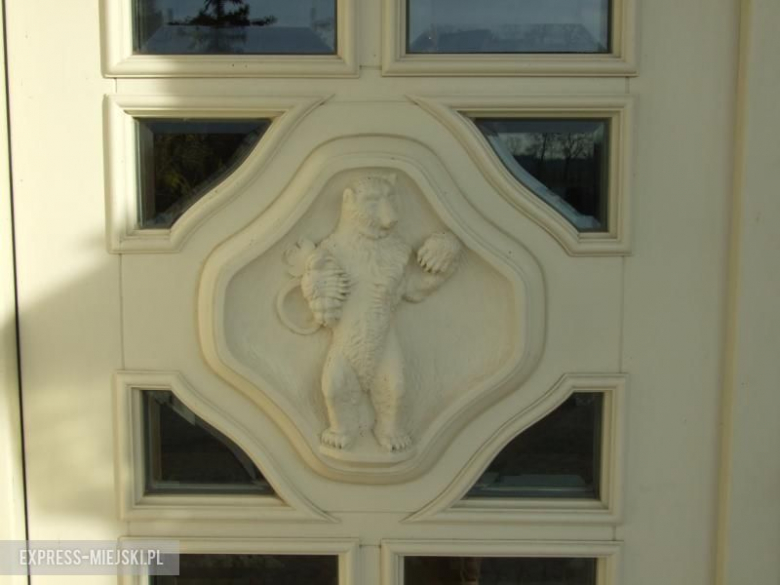 Zdobienie głównych drzwi wejściowych do pałacu 